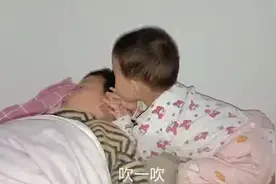 7岁哥哥打呼噜睡大觉，1岁妹妹趁机要干啥？怎么折腾哥哥就是不醒视频封面
