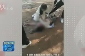 “拉后面，我女朋友是医生”！女孩溺水，情侣借渔网捞起并施救视频封面