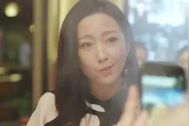 电视剧：女儿看了礼物对爸爸又抱又亲，父女玩自拍，后妈一旁吃醋视频封面