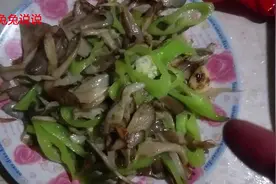 吃蘑菇的时候会有一股味道，一个妙招让你炒出来的蘑菇鲜香可口视频封面