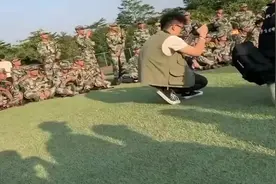军训场上，教官秀起了街舞！瞬间成了妹子心中的男神！视频封面