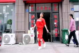 广场舞无处不在，老板娘健身在小吃店门口就跳，开心又快乐视频封面