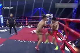 武林风：不愧是泰拳小侯爷，邓泽奇一个扫踢撂倒正在防守的对手视频封面