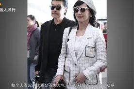 65岁赵雅芝机场玩下衣失踪风，白色贝雷帽引领时尚少女感扑面而来视频封面