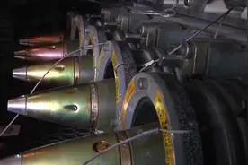 美军155毫米“帕拉丁”自行火炮炮弹和发射药包装载全过程视频封面