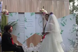 新娘婚礼上当众给公公撒娇，吓得公公赶快给红包，旁边新郎乐坏了视频封面