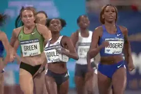 厉害美女开挂，女子800米跑步从第九名超到第一名，疯狂逆转！视频封面