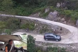 号称神车的本田CRV，小伙用它挑战陡峭山路，这车的表现有点意外视频封面