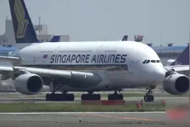 大型的空客A380降落东京羽田机场，看谁的技术好视频封面