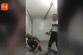 太可恶！山东两男子车库内暴打男孩 打到球拍变形也不停手 视频封面