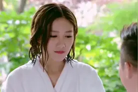 张雨欣穿着比基尼在水中嬉戏，上来发现自己的包不见了视频封面