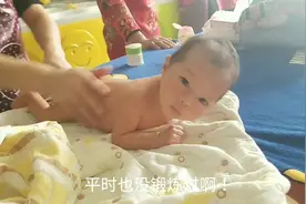 半个月新生儿，趴着头抬这么高，是在找镜头吗，真可爱视频封面