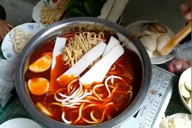 猪肉太贵，和家人一起涮火锅，唯一的肉肉就是火腿肠视频封面