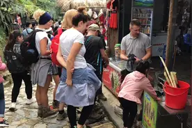 实拍越南街头，外国游客与当地人无法勾通，只能用这种方式来交流视频封面