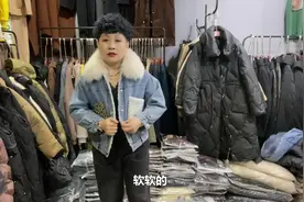 秋冬外搭推荐：浅色系大毛领牛仔外套，搭配哈伦裤个性又时髦视频封面