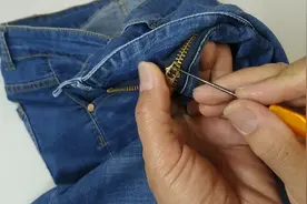 裤子拉链老是往下掉很尴尬，老师傅教你简单一招，立马恢复正常