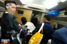 高铁厕所里传来呼救声，蹲时间长了缺氧？铁警救助一路护送视频封面