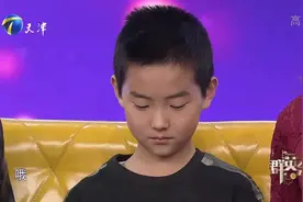 群英会：心酸！女子遗憾不能给儿子一个拥抱，暖心儿子现场抱妈妈视频封面
