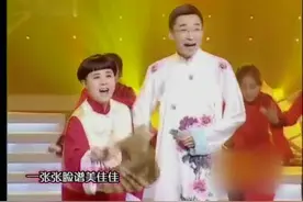 央视主持人刘纯燕、高博演唱戏歌《说唱脸谱》