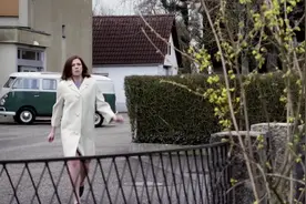 电影：小姑娘晚饭时间还不回来，妈妈着急了