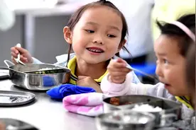 安徽：全国首所希望小学已成为示范校 “感恩”是学校的特色教育视频封面