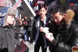 小马哥在国外街头请路人尝试“捞起鱼生”，老外看到有鱼皮不敢吃视频封面