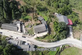 一个贫困村的村中心是这个样的，感觉真的挺难发展的！你们说呢视频封面