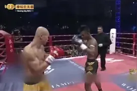 泰拳王子播求就是凶残！铁腿砸头打得武僧一龙连连后退，太精彩视频封面