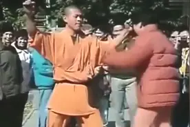 80年代少林寺的真才实学武僧展示硬气功，看得老外心服口服视频封面
