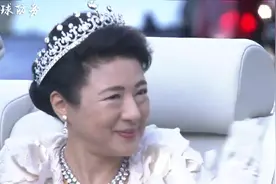 日本天皇与皇后乘坐敞篷车巡游，上万民众围观祝贺，皇后激动落泪视频封面