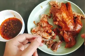 开箱拼多多22元一只的沂蒙山麻油鸡，味道比德州扒鸡好吗？视频封面