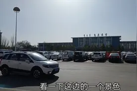 带大家看一下三线城市内蒙古包头市东河区的火车站与公交总站景色