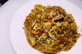 包菜粉丝好吃做法，放肉丝和鸡蛋是窍门，荤素搭配才好吃