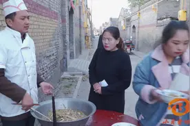 短剧：食堂打饭看考试成绩，美女考100分大厨却不给打饭，为啥啊视频封面