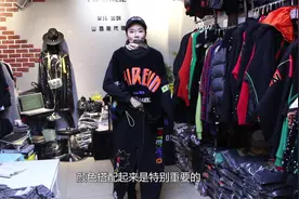 教大家怎么穿衣搭配，黑色条绒圆领卫衣，底下配什么裤子好看视频封面