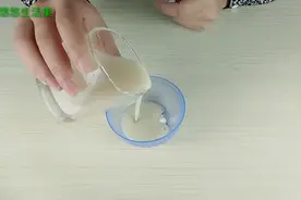 脸上有晒斑雀斑咋办？睡前用维生素c加豆浆敷脸，皮肤白净没有斑视频封面
