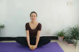 每天坚持蝴蝶式煽动双腿，骨盆血液循环通畅，再也不痛经了视频封面