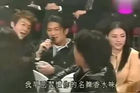 名场面！谢霆锋坐陈冠希和张柏芝中间唱歌，王菲这个眼神太真实了视频封面