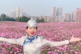 蒙古女孩在花丛中演唱《马兰花》，歌声优美动听，人比花娇视频封面