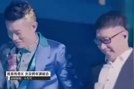 凤凰传奇曾毅和庞龙演唱《兄弟抱一下》，他唱的比说的好听视频封面