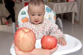 萌娃在大小两个苹果之间做选择！宝宝的做法出乎意料，太逗啦～