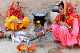 制作美味的土豆红糖煎饼，看起来很好吃，印度的乡村生活