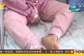揪心！女童手握铅笔被同学推倒，笔尖直接插入右眼眶内侧视频封面