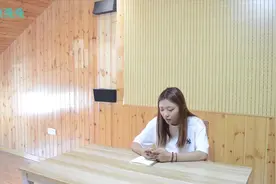女董事长资助穷小伙上大学，五年后公司破产，小伙带百万资金来了视频封面