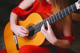 一袭红衣，完美古典音乐，美女高能吉他指弹！