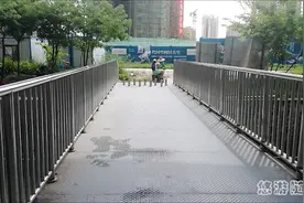 明珠站旁珠海一河之隔的中山，奇怪的是河上的桥为什么要设置障碍