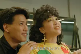 这男子真会说话，几句话就将美女哄得团团转，差点忘了正事