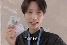 办一张银行卡需要什么？帅气小姐姐带你体验流程，名字都快签腻了视频封面