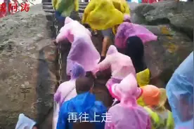 华山西峰，雨中最险最美，河南小伙第一次爬，真刺激，五蜂中最险