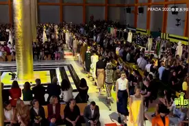 第1秀场-Prada 2020春夏米兰时装秀 纯粹的极简美学视频封面